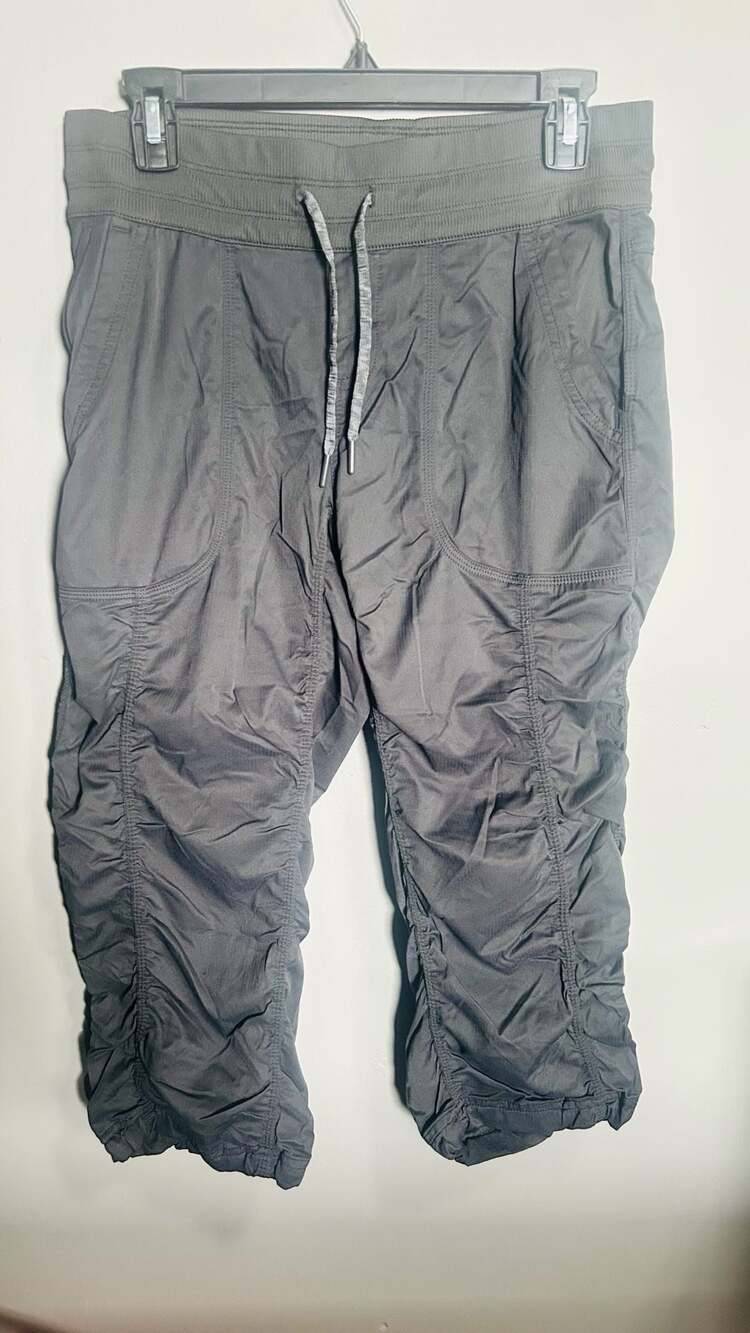 The North Face Capri Pants Size M Gray Drawstring Ruched. Pc95